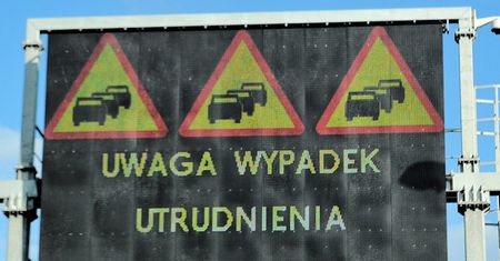 W pobliżu Szamotuł dachował autokar