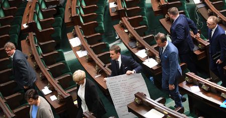 Nieoficjalnie: część posłów PO ma żal do Schetyny za jego postawę