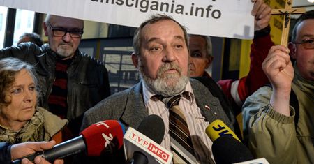 Mężczyzna, który rzucił tortem w sędzię, na wolności