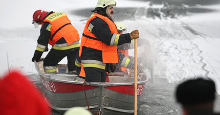 Dramat na zbiorniku pod Sławnem. Pod trzema osobami załamał się lód