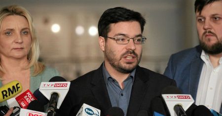 Politycy innych partii oceniają wniosek PO o wotum nieufności wobec rządu. "Strata pieniędzy"