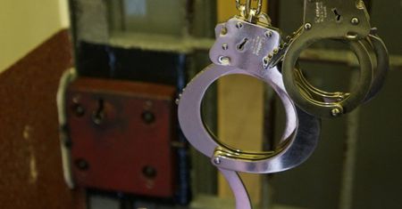 Chciał napaść na kobietę, nie udało się. Uciekając, zgubił buty
