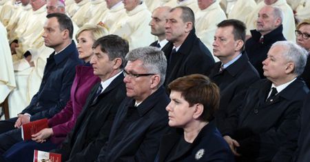 Polacy najbardziej ufają Andrzejowi Dudzie i Beacie Szydło. Najmniej Antoniemu Macierewiczowi i Jarosławowi Kaczyńskiemu