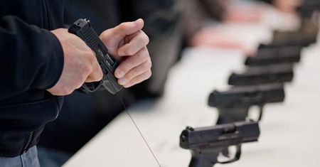 Coraz więcej Niemców chce nosić przy sobie broń hukowo-alarmową. Czują się niepewnie