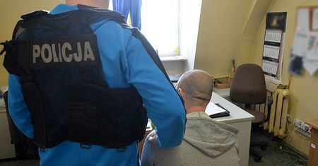 Zwłoki 60-latka znalezione w piwnicy w Gdańsku. Dwaj mężczyźni usłyszeli zarzuty