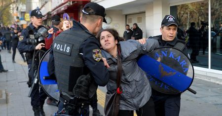 Turcja: obławy na policjantów i cywili