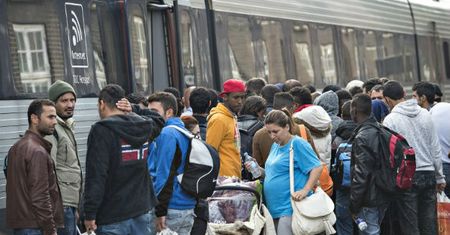 Służby imigracyjne w Europie demaskują "nieletnich" uchodźców. Ale problem jest delikatny