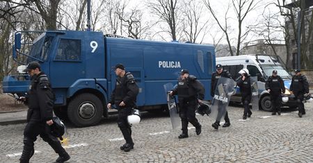 Warszawa: policja ściągnęła posiłki. Opancerzony wóz na miejscu protestu