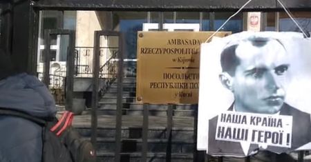 Kijów: ukraińscy nacjonaliści wieszają portret Bandery na ogrodzeniu polskiej ambasady