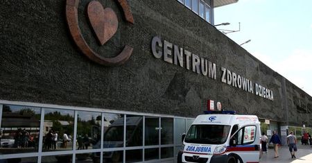 Jeżdżą zdezelowanymi karetkami. Największy szpital w Polsce prosi o pomoc