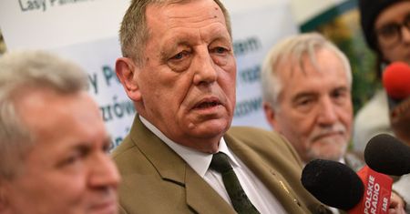 Zdjęcie, które wywołało burzę. Jan Szyszko skomentował "zabicie" wiewiórki