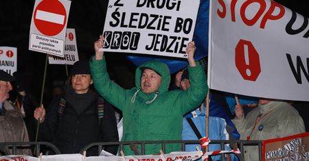 Sasin: protesty przeciw wizytom prezesa PiS na Wawelu to zdziczenie