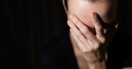 "Ksiądz powiedział, że chore dzieci trzyma się w klatce". Gwizdy, wytykanie palcami, powybijane szyby - tak wygląda życie zgwałconej, upośledzonej dziewczyny