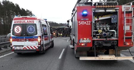 Autostrada A1 zablokowana. Jedna osoba nie żyje, ciężarówka leży na boku