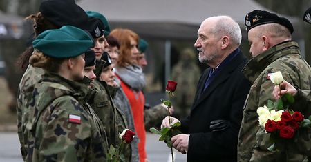 Minister Antoni Macierewicz spotkał się z paniami w mundurach. "Serdeczne życzenia"