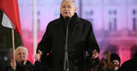 Kolejna miesięcznica smoleńska. Krzyki i przepychanki na Krakowskim Przedmieściu