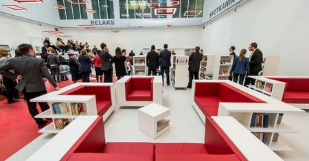Nowa biblioteka powstała w hali Grafit. "Łączenie bibliotek wpływa na wzrost czytelnictwa"