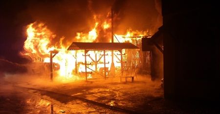 Spłonęła stolarnia w Pleszewie. Z pożarem walczyło 50 strażaków
