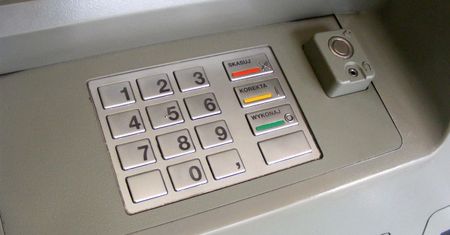 Przez nakładkę w bankomacie okradziono konta poznaniaków
