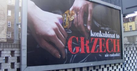 "Konkubinat to grzech" ostrzega billboard w centrum Poznania