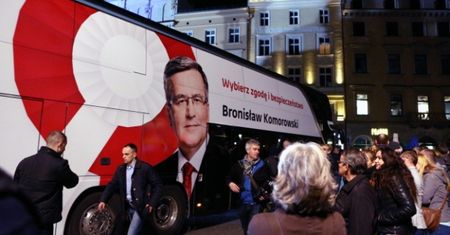 Bronisław Komorowski spóźnił się na wiec w Krakowie, bo utknął w korku na zakopiance
