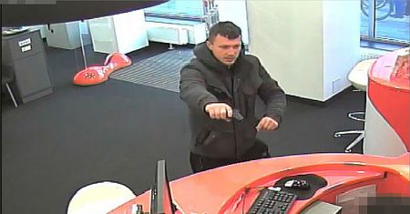 Napadł na bank w Krakowie z bronią w ręku. Poznajesz go?