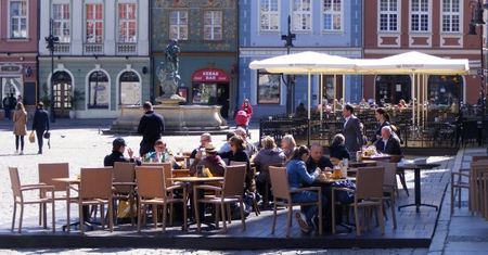 Ogródki na poznańskim Starym Rynku już po nowemu - restauratorzy narzekają