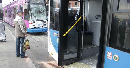 Zderzenie autobusu z tramwajem w Krakowie. Są ranni