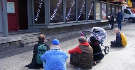 Poznaniacy medytowali przed sklepem z dopalaczami na ul. Głogowskiej