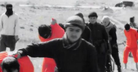Państwo Islamskie publikuje okrutny film. Nastolatki obcinają głowy
