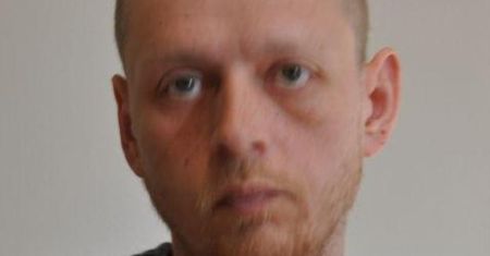 Kładł się na jezdni przed jadącymi samochodami. Nie wie kim jest i mówi tylko po angielsku