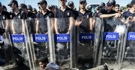Kto naprawdę stoi za falą migrantów szturmujących Europę?