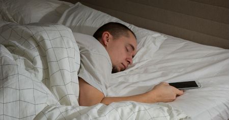 Coraz więcej nastolatków nie wyobraża sobie życia bez smartfona. Czym jest fonoholizm?