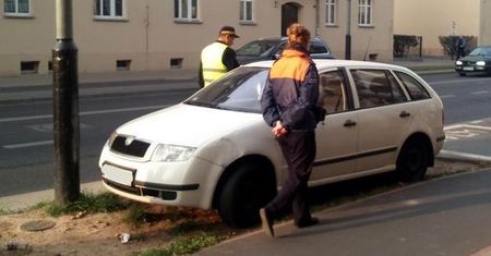 Strażnicy miejscy szukają miejsc w Poznaniu, gdzie kierowcy parkują "na dziko"