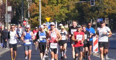 Ulicami Poznania pobiegną maratończycy - sporo utrudnień dla kierowców i pasażerów MPK