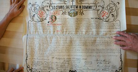 Znaleźli ponad 100-letni list podczas remontu kościelnej wieży w Krakowie