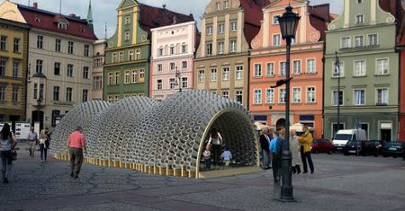 Nietypowa konstrukcja stanęła na pl. Solnym we Wrocławiu. Czy wiesz, co jest wewnątrz niej?