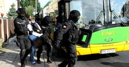 Bomba w tramwaju lub pociągu - czy pracownicy transportu publicznego wiedzą, jak zareagować?
