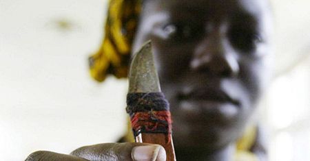 Barbarzyństwo obrzezania kobiet - trwa walka o małe "Kwiatki Pustyni"