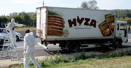Z ciężarówki przy autostradzie w Austrii wydobyto 71 ciał. Zatrzymano trzy osoby