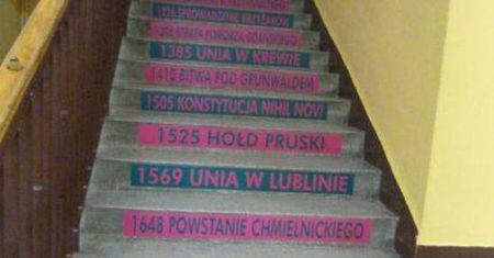 W lubońskim gimnazjum uczniowie uczą się historycznych dat, wchodząc po schodach