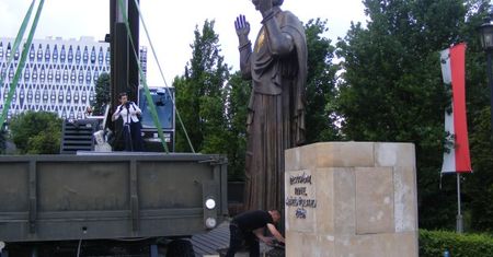 5-metrowa figura Jezusa na terenie parafii na Jeżycach narusza przepisy?
