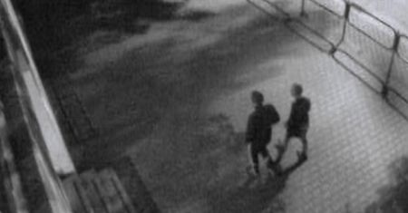 Seria podpaleń na poznańskim Sołaczu. Policja opublikowała nagranie, na którym widać osoby mogące mieć związek z podpaleniami
