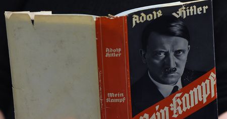 Burza wokół "Mein Kampf" Adolfa Hitlera. Wydawca odpiera zarzuty o antysemityzm. "To haniebne", "absurd"