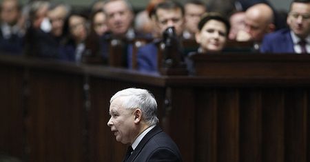 Obrona demokracji. Rafał Woś: nie popadajmy w przesadę