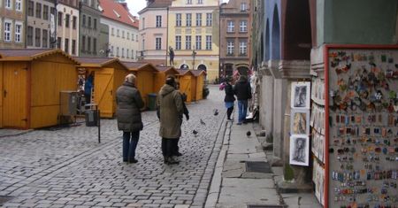 Jarmark świąteczny zasłania stoiska kupców z domków budniczych