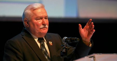 Lech Wałęsa o szefie MON: z łukami i kuszami chce biegać po łąkach