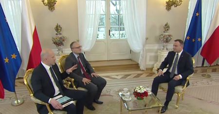 Andrzej Duda odpowiada na pytanie związane z jego zagrywką z debaty prezydenckiej. "Postawiłbym proporczyk"