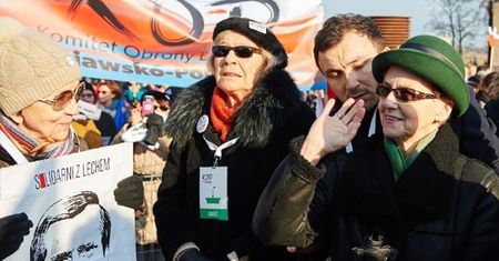 Manifestacja KOD w Gdańsku. Danuta Wałęsa: mój mąż nikogo nie skrzywdził i nie brał żadnych pieniędzy