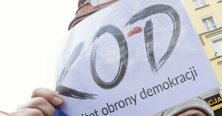 CBOS: mniej zwolenników KOD, poparcie dla władz prawie bez zmian